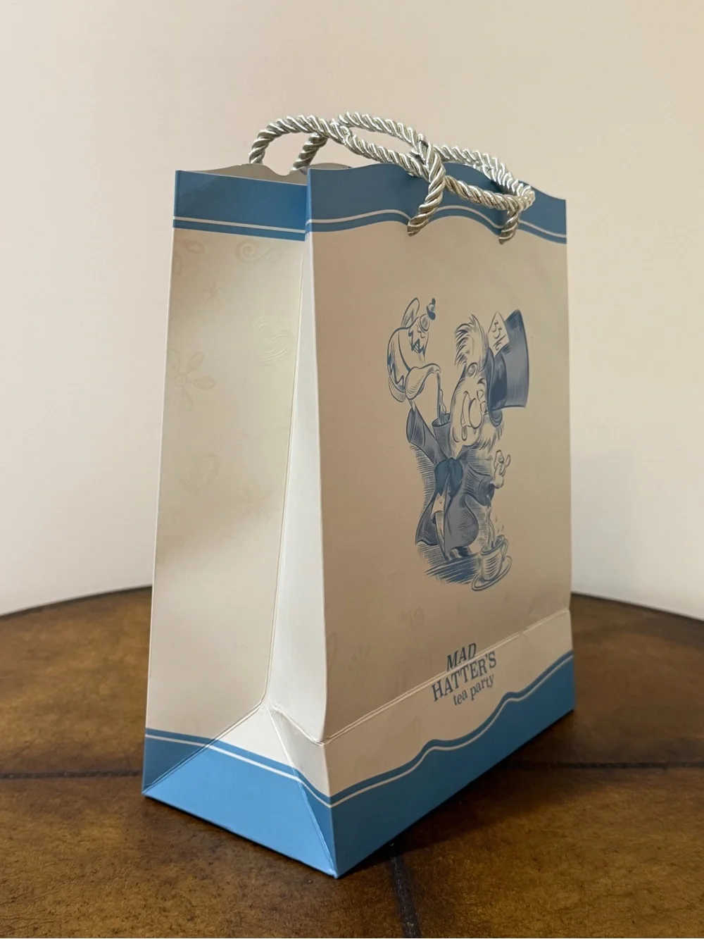 New Disneyland Club 33 Alice In Wonderland Medium Size Gift Bag & Paper Set